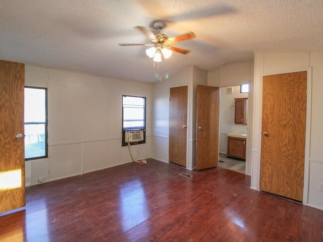 Building Photo - Close to downtown Pulaski!