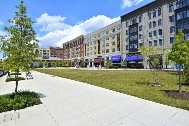 Building Photo - Top-Floor 3BD/3BA seconds to Downtown Crown!