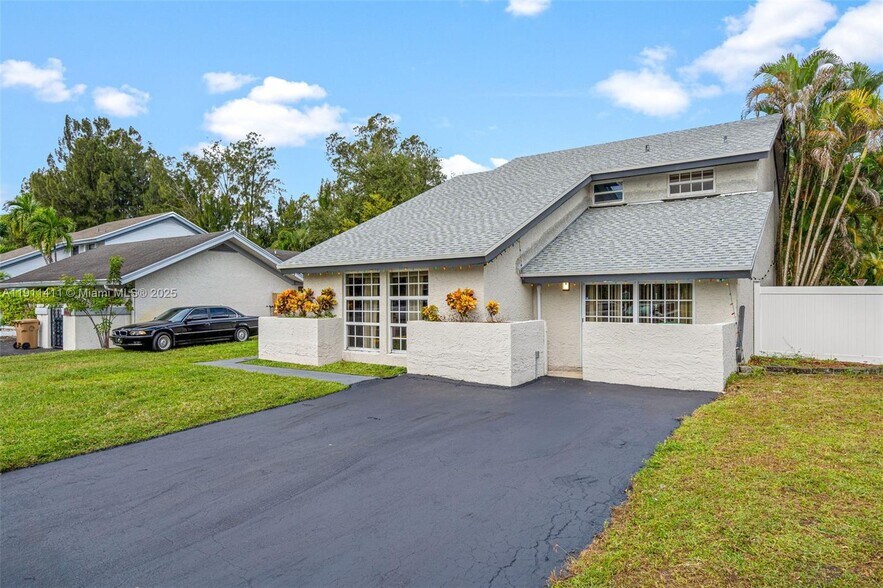 Primary Photo - 8351 SW 39th Ct