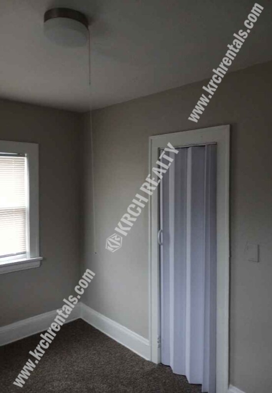 Building Photo - 3-Bed Home with Fireplace and Detached Garage