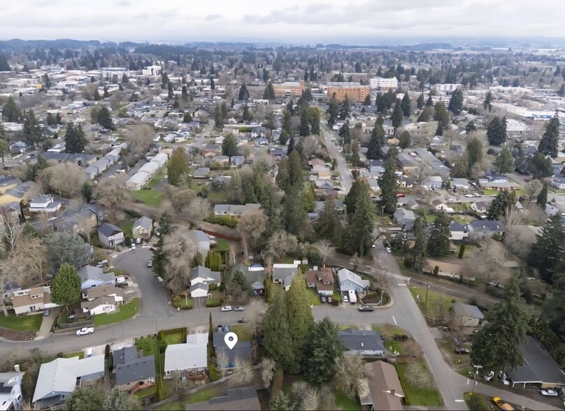 Building Photo - 650 SE Alder Ct