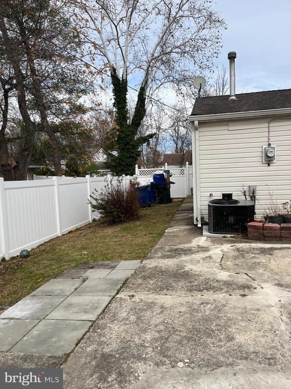 Building Photo - 42 Genesee Ln