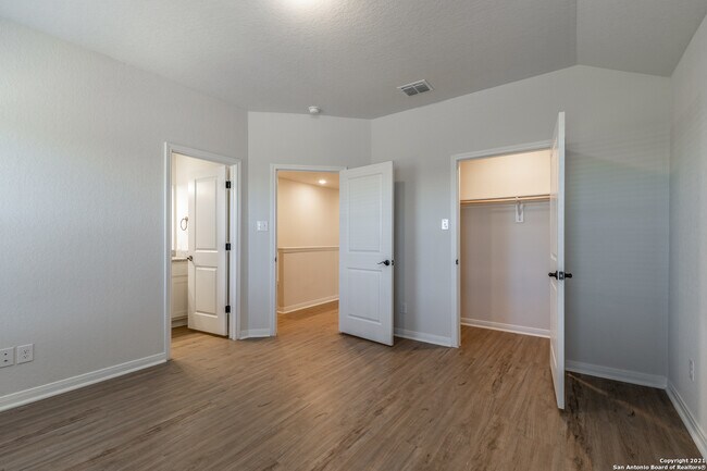 Building Photo - 10351 Lynwood Crk