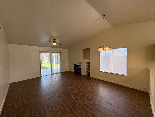 Building Photo - SE Visalia home Rent Ready!