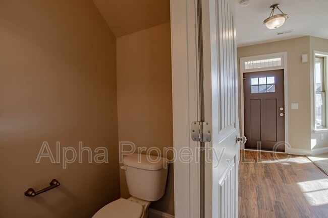 Building Photo - 104 Creekland Wy