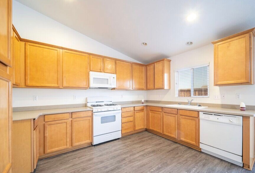 Building Photo - 1036 Playa del Norte