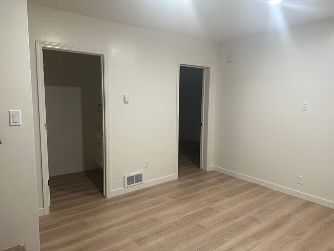 Building Photo - Spacious and recently updated, this 6-bedroom, 3-bathroom home in Ammon