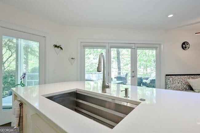 Building Photo - 625 Idlewood Dr NW