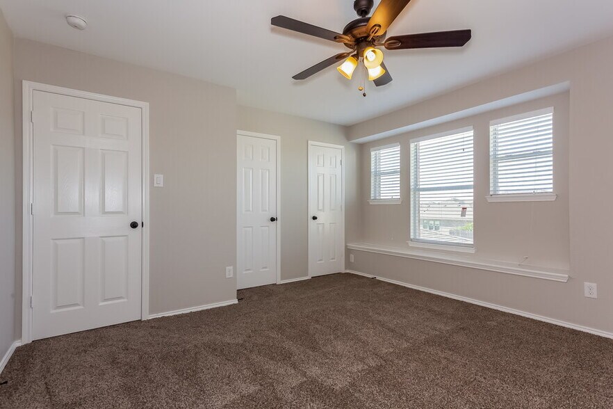 Building Photo - 5828 Ridge Lake Dr