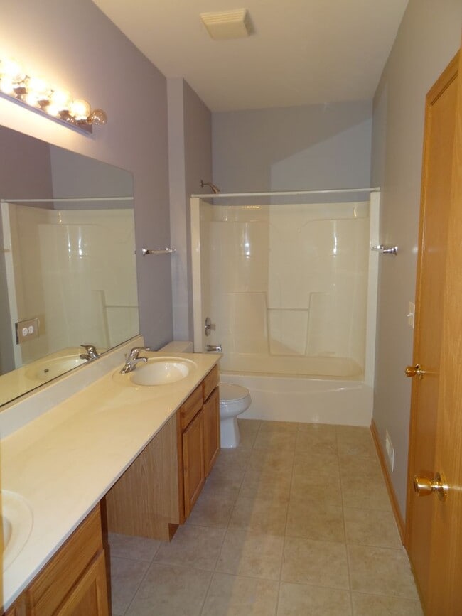Building Photo - Beautiful & Very Spacious End Unit 2 bedroom  2 car garage. Must See.