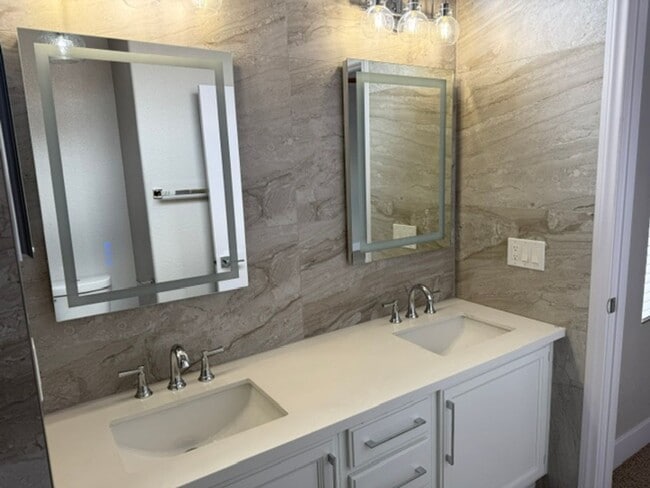 Building Photo - STUNNING 3BD/2BA SINGLE STORY BEAUTY IN THE HEART OF THE SOUTHWEST!!  **GORGEOUSLY REMODELED!! **...