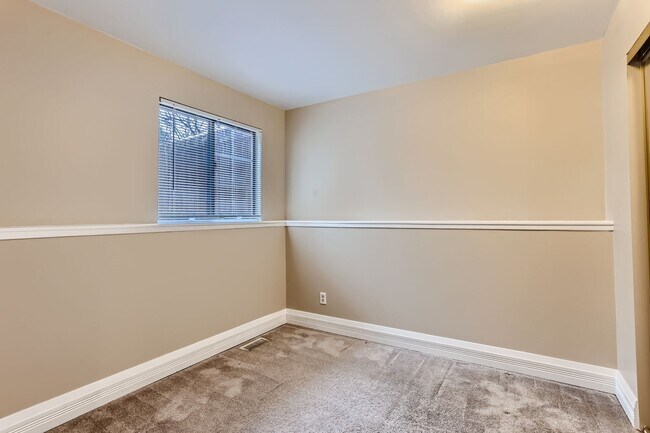Building Photo - 5 bedroom Home in Cherry Creek School District! Great location- low maintenance yard! $500 off 1s...