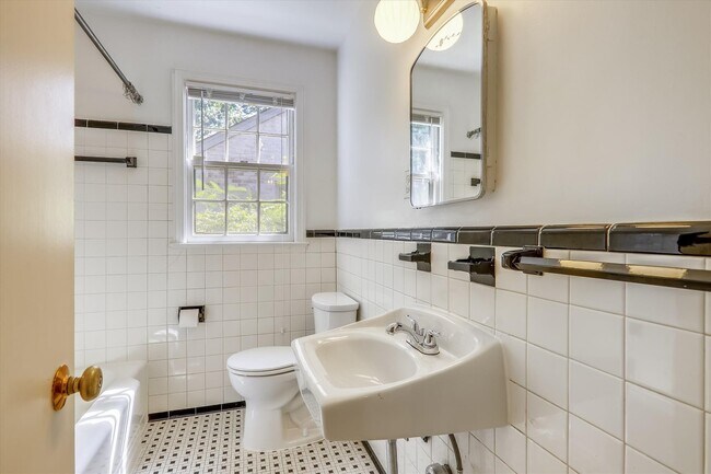 Building Photo - One Level Living -- 5bed / 3bath - Chevy Chase
