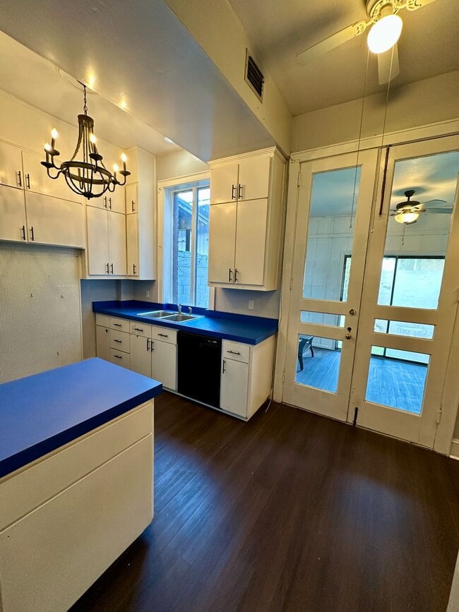 Building Photo - 3 BED | 2.5 BATH | OFF STREET PARKING | PRIVATE BACKYARD | HISTORIC DISTRICT