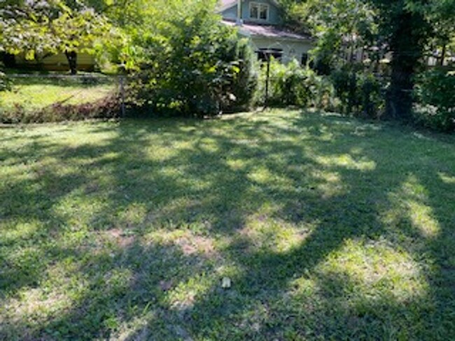 Building Photo - 3 Bed, 1 1/2 Bath, 1 Car Garage, Fenced Yard!