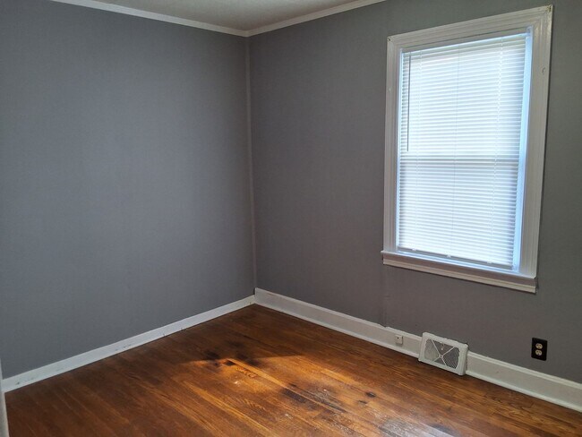 Building Photo - Comfy 3 Bed, 1 Bath