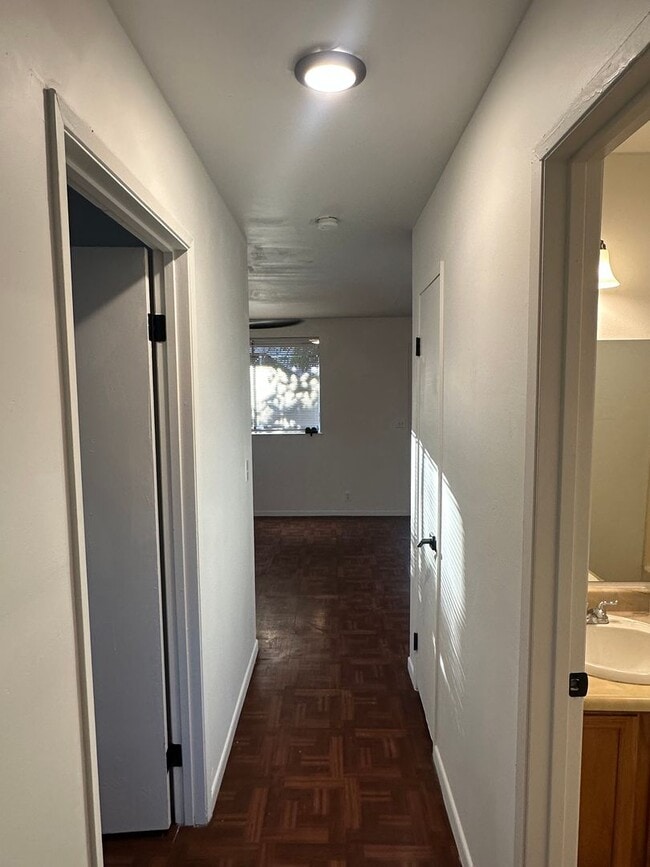 Building Photo - 2 bedroom 1.5 bathroom Ohana, across the street from the beach and park!