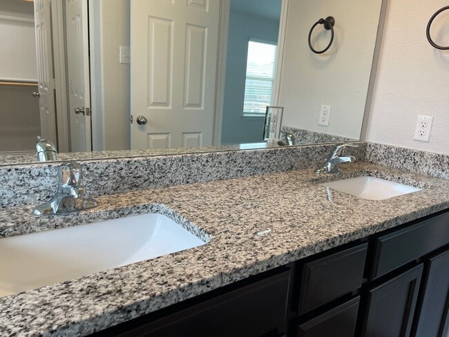 Building Photo - Available Now | Modern Single-Story 3 Bed, 2 Bath | Separate Office/Den | Big Yard | Pet Restrict...