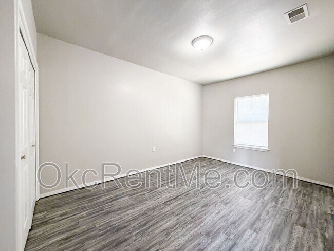 Building Photo - 2701 Yorkshire Ave