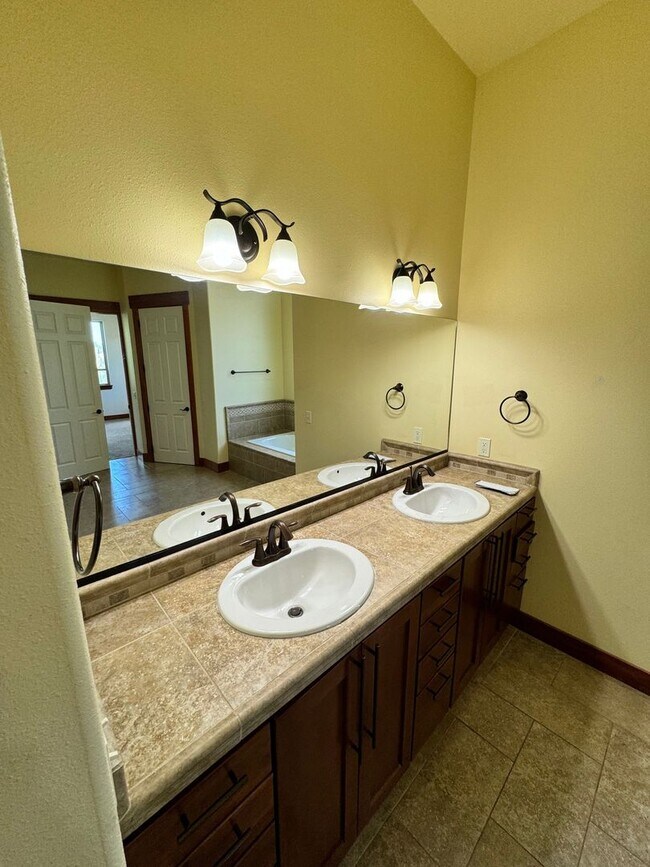 Building Photo - Stunning 4-Bedroom Home with Valley Views ...