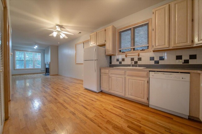 Building Photo - 3 bedroom in Chicago IL 60642