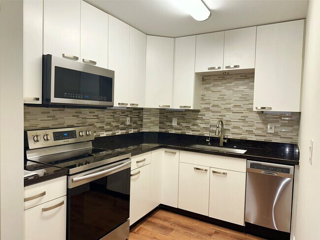 Building Photo - 12 NE 19th Ct