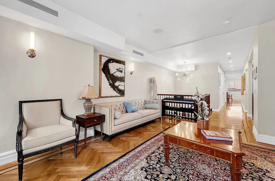 Building Photo - 32 E 74th St