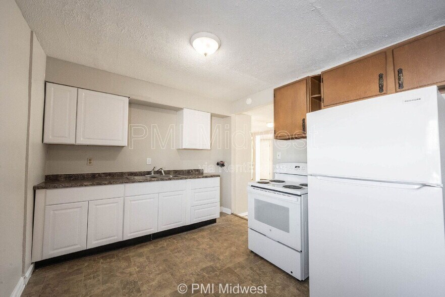 Building Photo - 4881 300W