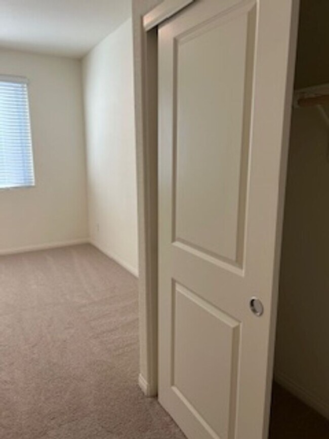 Building Photo - Spacious New Home with 5 Bedrooms in Hende...