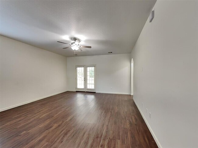 Building Photo - 2037 Vanamen Ct
