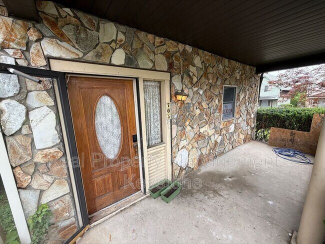 Building Photo - 705 E 18th Ave