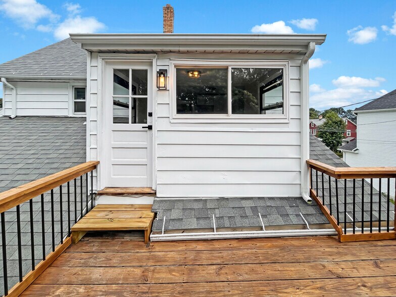 Deck Entrance - 111 Belden St