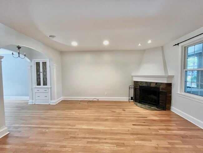 Building Photo - Great 4 BR 3 BA townhouse in great quiet s...