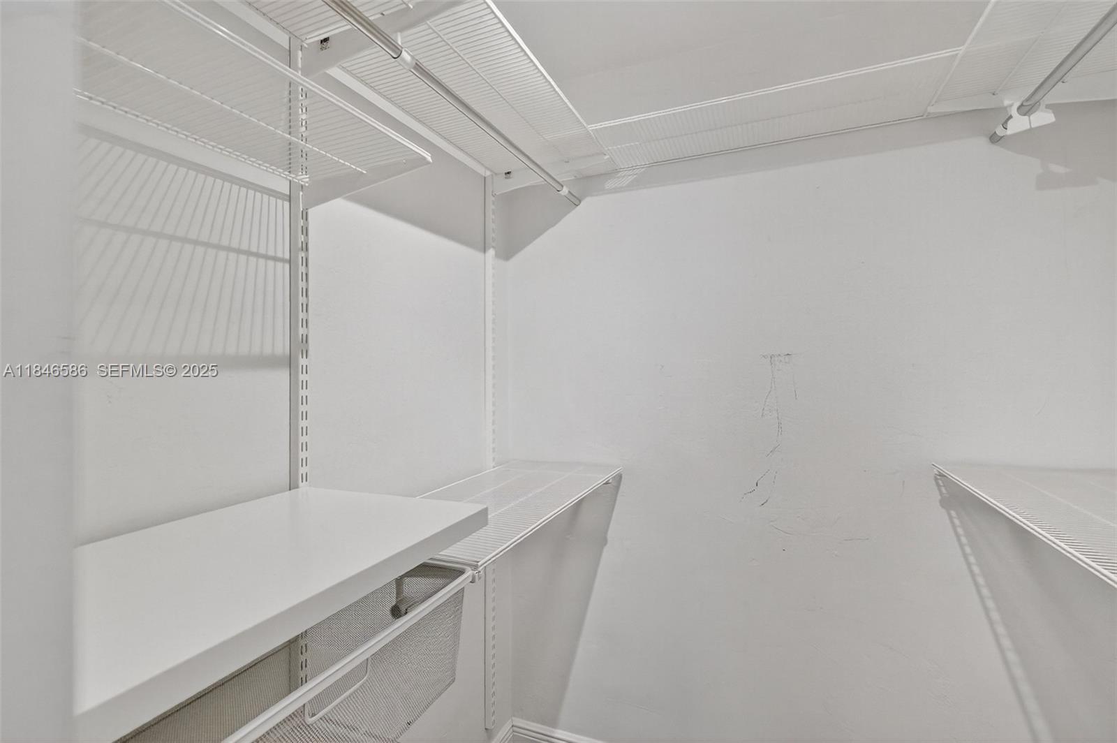 Building Photo - 539 Menendez Ave