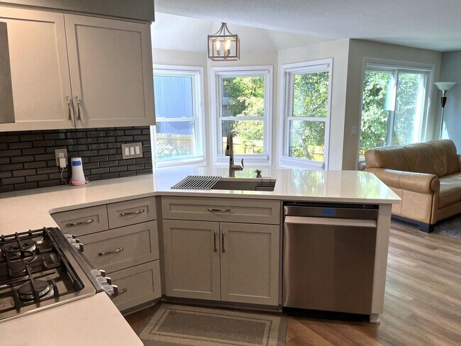 Building Photo - Bright & Spacious 3-Bedroom Home – Ideal f...