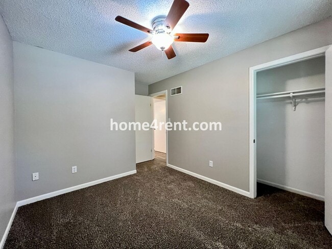 Building Photo - Wonderful Northland Home w/ an Updated Kit...