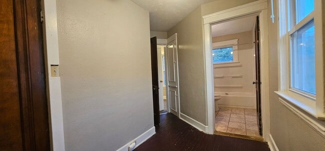 Building Photo - 3 Bed - 1.5 Bath - Single Family Home