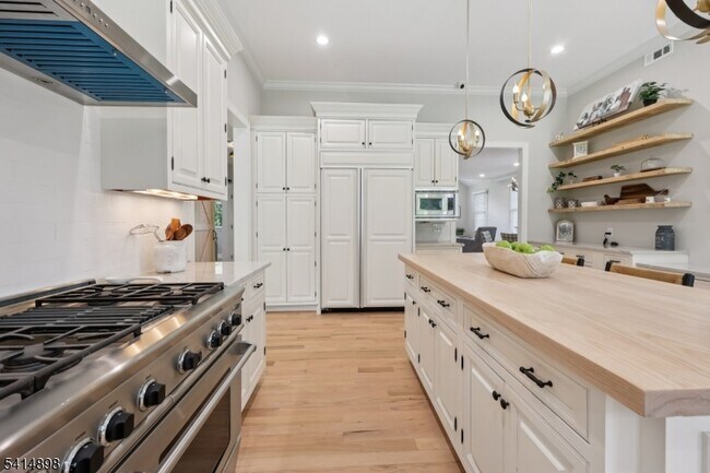 Building Photo - 5 Shores Rd