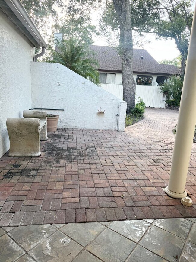 Building Photo - 621 Landings Pl