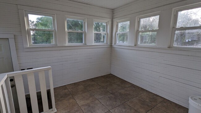 Building Photo - Cozy 2 Bedroom House!