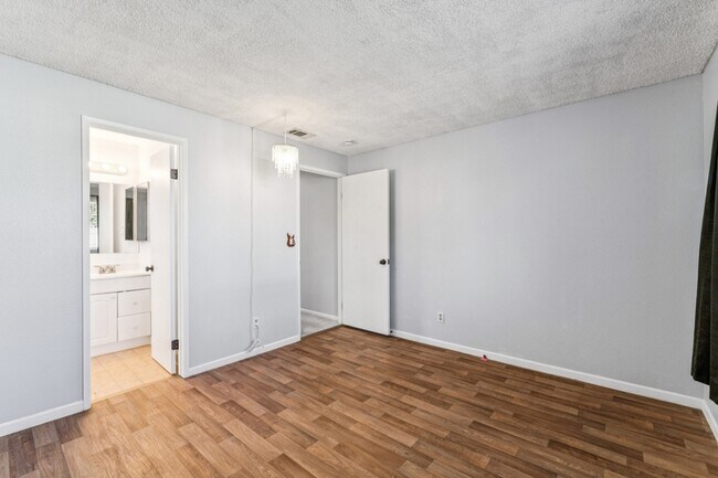 Building Photo - 1508 W Elm Pl