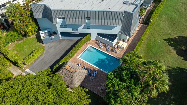 Building Photo - 961 S Ocean Dr