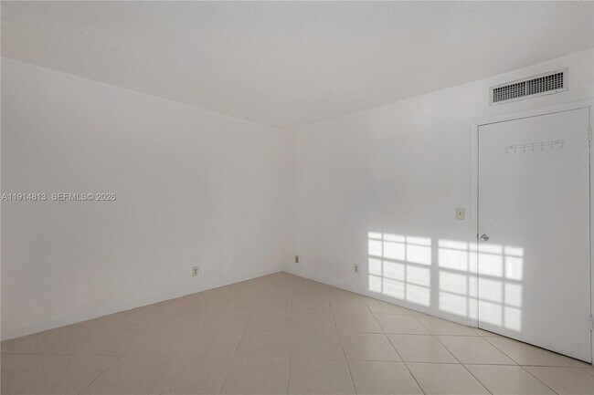 Building Photo - 440 Paradise Isle Blvd