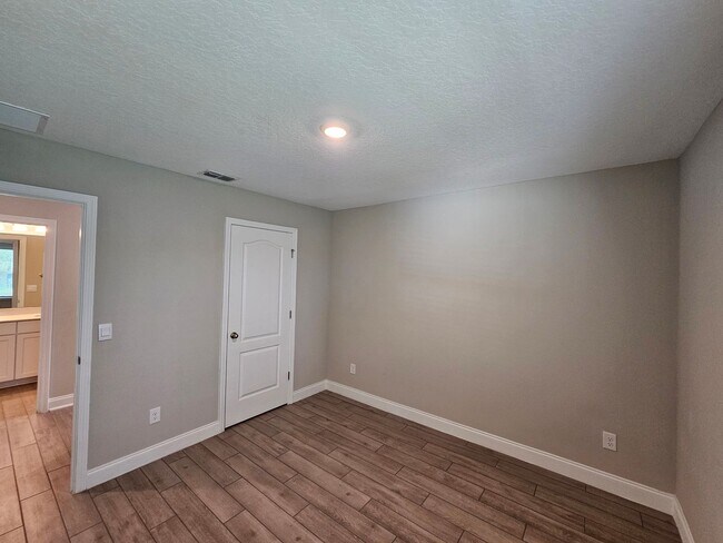 Building Photo - Sawmill Branch 4 Bedroom 2 Bath 3 Car Gara...