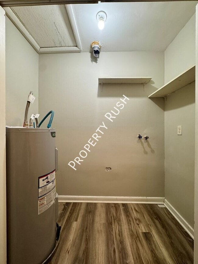 Building Photo - 1014 N Larchmont Dr