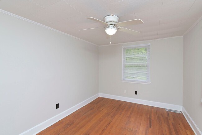 Building Photo - 2 bedroom, 1.5 bath home for rent in the h...