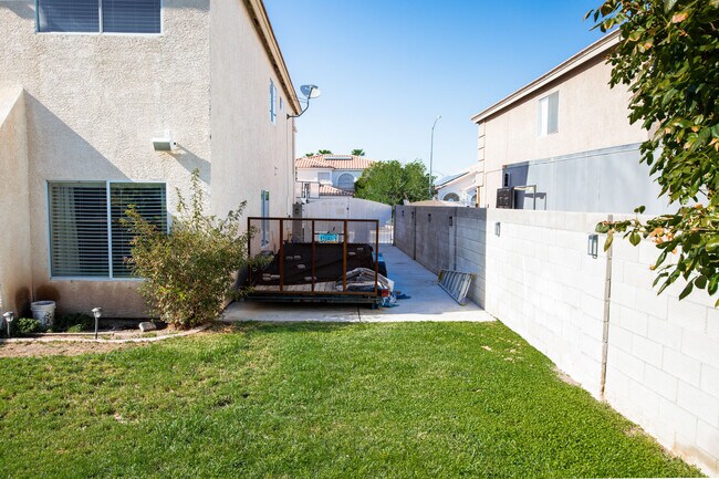 Rv parking - 2005 Golden Trumpet Ave