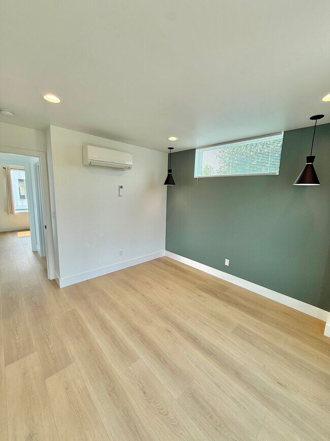 Building Photo - Spacious 3-Bedroom Townhome in the Heart of Greenwood