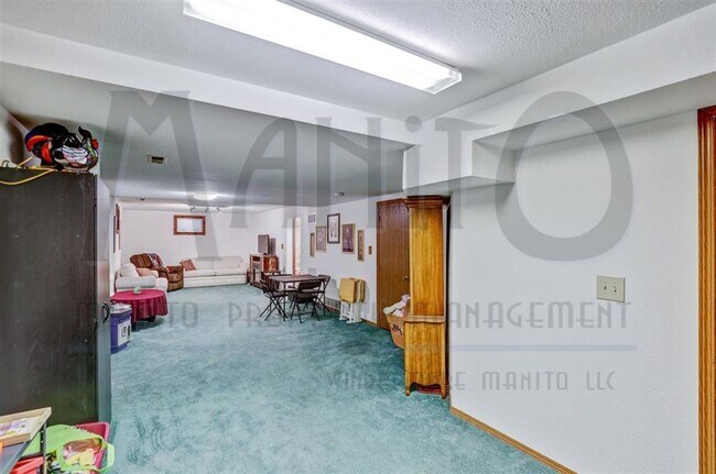 Building Photo - Spacious South Hill Rancher