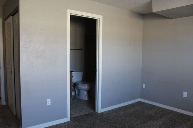 Building Photo - Stonegate Townhouse w/ 3 br/3 1/2 baths!!